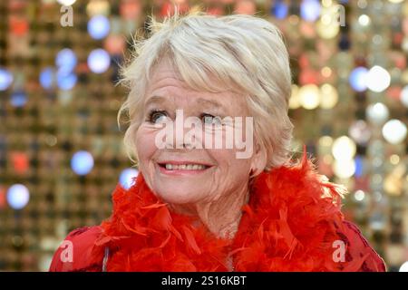 Judith Chalmers. Assolutamente favoloso : The Movie - World Premiere, Odeon Leicester Square, Londra, Regno Unito Foto Stock