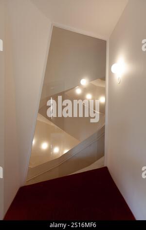 Place, Spagna - ottobre 2023: Interni unici di Casa Vicens, con linee curve e illuminazione moderna. Il design riflette l'innovativo design di Gaudí Foto Stock
