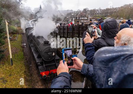 Haworth, Regno Unito. 1 gennaio 2025. Keighley and Worth Valley Railway partecipa alla ferrovia 200 «Whistle Up». Crediti: Neil Terry/Alamy Live News Foto Stock