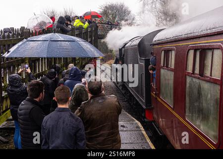 Haworth, Regno Unito. 1 gennaio 2025. Keighley and Worth Valley Railway partecipa alla ferrovia 200 «Whistle Up». Crediti: Neil Terry/Alamy Live News Foto Stock