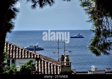 Cannes, Francia - 7 settembre 2024 : bellissimo paesaggio urbano di Cannes dal castello, con vista sul mare. Si possono vedere delle barche in mare Foto Stock