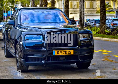 Cannes, Francia - 7 settembre 2024 : Black Rolls-Royce Cullinan parcheggiata alla Croisette, famoso viale di Cannes. Foto Stock