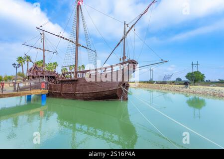 Una replica dettagliata di Nina, una nave caravella in legno, ormeggiata al Caravel Dock Museum. Festeggiamo il 500° anniversario dell'arrivo di Colombo in mattinata Foto Stock