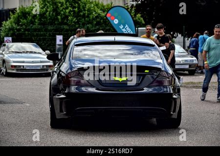 Roche-la-Molière, Francia - 2 luglio 2023 : Salone dell'automobile. Concentrati su una Mercedes AMG nera con il logo di batman come targa. Foto Stock
