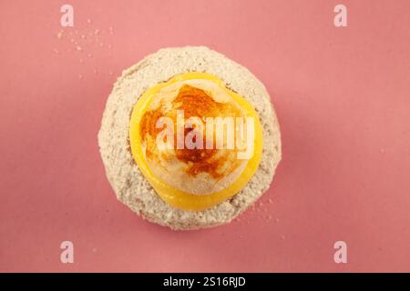 Ciambelle Scone con gelatina di fragole e meringa e crema alla vaniglia su sfondo rosa. Foto Stock