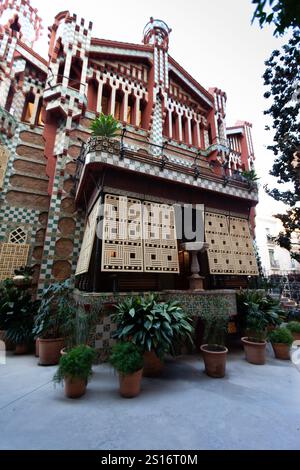 Place, Spagna - 2023, ottobre 15: Casa Vicens, disegnata da Gaudi, presenta vivaci piastrelle in ceramica e un'architettura distintiva. Piante lussureggianti lo circondano Foto Stock
