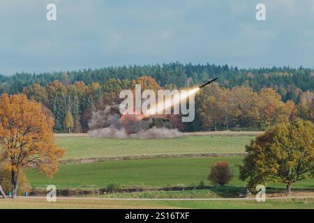 Lancio di un missile da un lanciarazzi Heimars Foto Stock