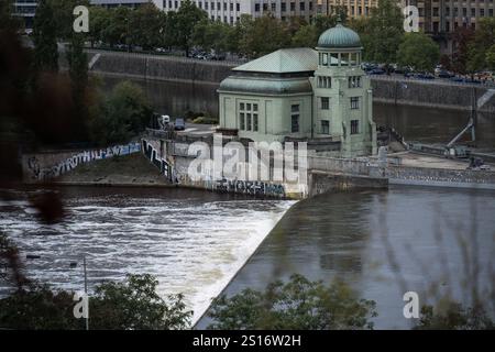 Praga, Repubblica Ceca. 4 ottobre 2024 - MVE Stvanice, una centrale idroelettrica sul fiume Moldava Foto Stock