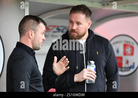 Crawley, Inghilterra. 1 gennaio 2025. Nathan Jones, manager dell'atletica di Charlton, e Rob Elliot, manager della città di Crawley, prima della partita Sky Bet EFL League One tra Crawley Town e Charlton Athletic al Broadfield Stadium. Kyle Andrews/Alamy Live News Foto Stock