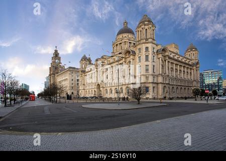 Il Port of Liverpool Building, edificio classificato Grade II a Liverpool, Inghilterra, insieme all'edificio Cunard e l'edificio Liver sulla Pier Head Foto Stock