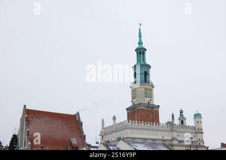 Una foto della vecchia piazza del mercato di Poznań, Polonia, scattata a gennaio durante l'inverno. Tetti innevati con il municipio storico su un bianco Foto Stock