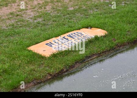 Vista generale all'interno dello stadio durante la partita Sky Bet League 1 tra Cambridge United e Reading al Cledara Abbey Stadium, Cambridge, mercoledì 1 gennaio 2025. (Foto: Kevin Hodgson | mi News) crediti: MI News & Sport /Alamy Live News Foto Stock