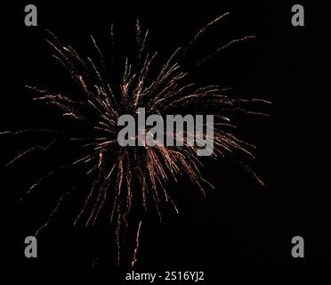 Incredibile spettacolo pirotecnico durante le celebrazioni del capodanno 2025, catturato con dettagli vividi. Una vibrante esplosione di luce Foto Stock
