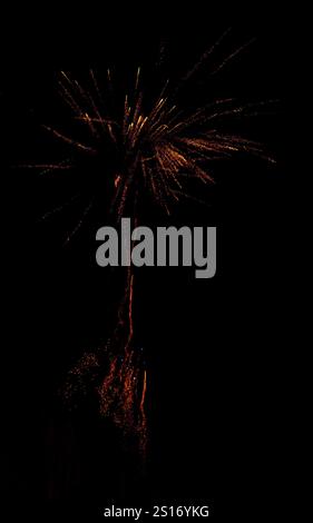 Incredibile spettacolo pirotecnico durante le celebrazioni del capodanno 2025, catturato con dettagli vividi. Una vibrante esplosione di luce Foto Stock