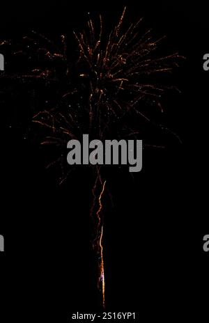 Incredibile spettacolo pirotecnico durante le celebrazioni del capodanno 2025, catturato con dettagli vividi. Una vibrante esplosione di luce Foto Stock