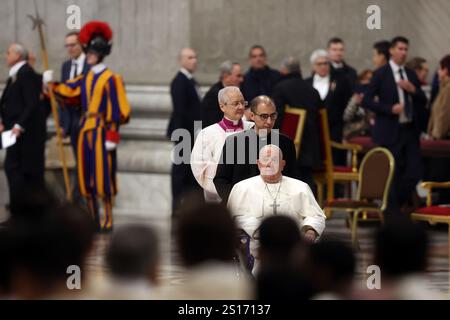 Vaticano. 1 gennaio 2025. Papa Francesco in sedia a rotelle arriva in basilica prima della Santa messa nella solennità di Maria Santissima madre di Dio nell'altare della confessione, Basilica di San Pietro credito: Agenzia fotografica indipendente/Alamy Live News credito: Agenzia fotografica indipendente Srl/Alamy Live News Foto Stock