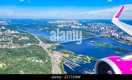 Un'emozionante vista dalla finestra dell'aereo Wizz Air sulla capitale Ucraina Kiev e sul fiume Dnipro. Ucraina, Kiev, 07.08.2021 Foto Stock