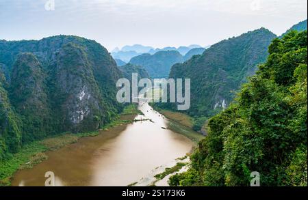 TAM Coc (Tam Cốc) - Bích Động è una popolare destinazione turistica nel nord del Vietnam e parte del paesaggio panoramico di Tràng An. Foto Stock