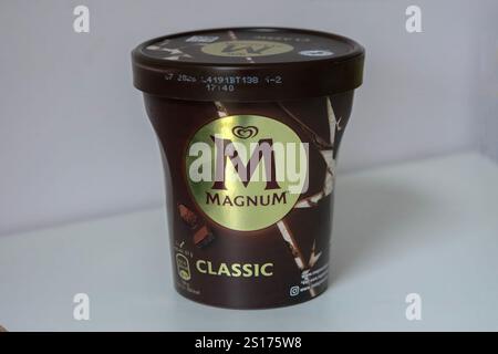 Primo piano del Magnum Classic Ice Cream ad Amsterdam, Paesi Bassi, 28-12-2024 Foto Stock