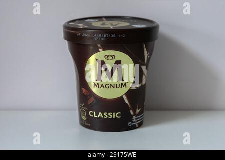 Primo piano del Magnum Classic Ice Cream ad Amsterdam, Paesi Bassi, 28-12-2024 Foto Stock