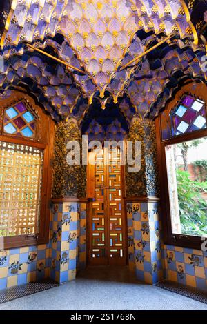 Casa Vicens, Barcellona, Spagna - ottobre 2023: Questo vivace soffitto dal design unico di Gaudí, caratterizzato da motivi ornamentali, piastrelle colorate e una splendida Foto Stock