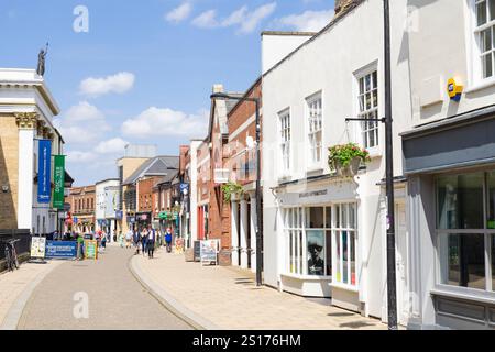 Huntingdon, The Commemoration Hall, teatro e negozi con gente che fa shopping sulla High Street, nella piccola città di Huntingdon, Cambridgeshire, Inghilterra, Regno Unito Foto Stock