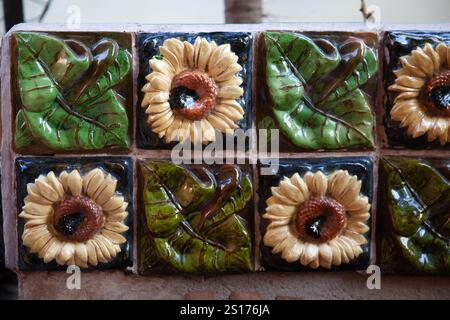 Casa Vicens, Barcellona, Spagna - ottobre 2023: Piastrelle decorative in ceramica con motivi di girasole e foglie esaltano l'estetica vibrante dei primi anni di Gaudí Foto Stock