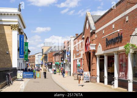 Huntingdon, The Commemoration Hall, teatro e negozi con gente che fa shopping sulla High Street, nella piccola città di Huntingdon, Cambridgeshire, Inghilterra, Regno Unito Foto Stock