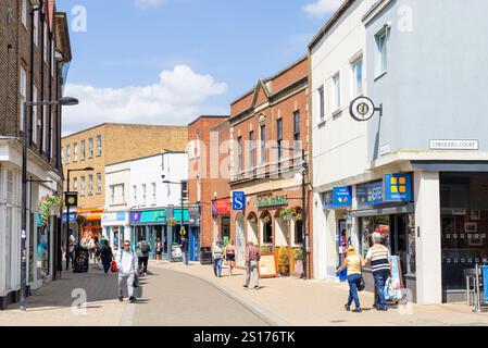 Negozi del centro di Huntingdon con gente che fa shopping sulla High Street nella piccola città di Huntingdon Cambridgeshire Inghilterra Regno Unito Europa Foto Stock