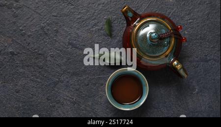 Composizione con gustoso puer tea su sfondo scuro con spazio per testo, vista dall'alto Foto Stock