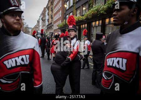 REGNO UNITO. 1 gennaio 2025. Parata di Capodanno, Londra, Inghilterra, Regno Unito gli artisti partecipano a una parata di Capodanno londinese (LNYDP), schierandosi a Piccadilly, nel cuore di Mayfair, prima della parata annuale per le strade del West End di Londra il 1° gennaio. Crediti: Jeff Gilbert/Alamy Live News Foto Stock