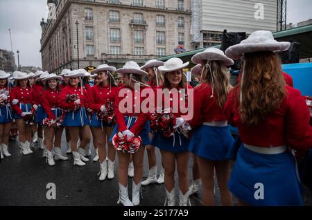 REGNO UNITO. 1 gennaio 2025. Parata di Capodanno, Londra, Inghilterra, Regno Unito gli artisti partecipano a una parata di Capodanno londinese (LNYDP), schierandosi a Piccadilly, nel cuore di Mayfair, prima della parata annuale per le strade del West End di Londra il 1° gennaio. Crediti: Jeff Gilbert/Alamy Live News Foto Stock