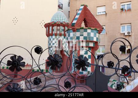 Casa Vicens, Barcellona, Spagna - ottobre 2023: Le opere decorative in ferro battuto presentano motivi floreali dettagliati completati dal vibrante sfondo Foto Stock