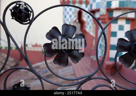 Casa Vicens, Barcellona, Spagna - ottobre 2023: Le opere decorative in ferro battuto presentano motivi floreali dettagliati completati dal vibrante sfondo Foto Stock