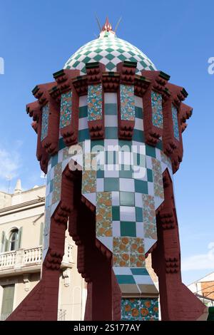 Casa Vicens, Barcellona, Spagna - ottobre 2023: Questo splendido edificio presenta colori vivaci e disegni intricati, che esemplificano l'unicità di Antoni Gaudí Foto Stock