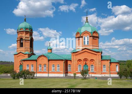 MONASTYRSCHINO, RUSSIA - 21 MAGGIO 2024: La Chiesa della Natività della Beata Vergine Maria in una soleggiata giornata di maggio. Museo della battaglia di Kulikovo e ricordi Foto Stock