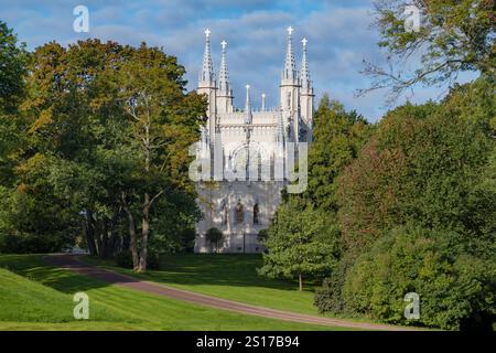 L'antica cappella di San Principe Alexander Nevsky in un soleggiato paesaggio di settembre. Alexandria Park, Peterhof. Periferia di San Pietroburgo, Russia Foto Stock