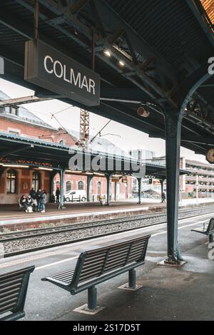 Colmar, Francia - 7 dicembre 2024: All'interno della stazione ferroviaria di Colmar, con panchine Foto Stock