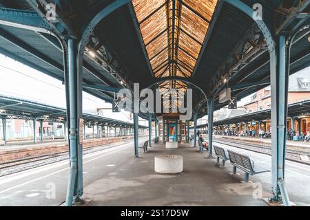 Colmar, Francia - 7 dicembre 2024: All'interno della stazione ferroviaria di Colmar, con panchine Foto Stock