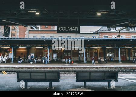 Colmar, Francia - 7 dicembre 2024: All'interno della stazione ferroviaria di Colmar, con panchine Foto Stock