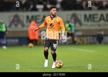 Elias Kachunga (10 Cambridge United) controlla la palla durante la partita Sky Bet League 1 tra Cambridge United e Reading al Cledara Abbey Stadium di Cambridge, mercoledì 1 gennaio 2025. (Foto: Kevin Hodgson | mi News) crediti: MI News & Sport /Alamy Live News Foto Stock