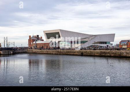 Il museo di Liverpool visto sopra gli Albert Docks Foto Stock