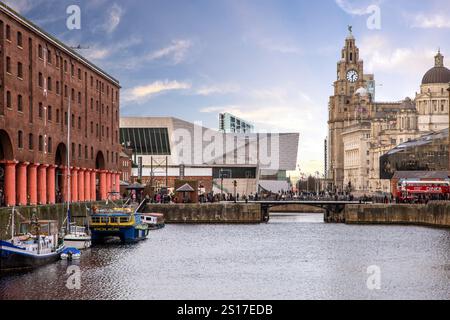 Barche ormeggiate dagli edifici dell'Albert Docks nella città Merseyside di Liverpool con vista sul museo e sugli edifici del porto di Liverpool Foto Stock