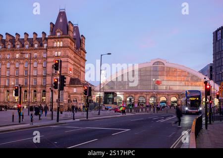 L'hotel Radisson RED, situato in Lime Street Liverpool Merseyside Inghilterra Regno Unito, visto nelle prime luci invernali della sera Foto Stock