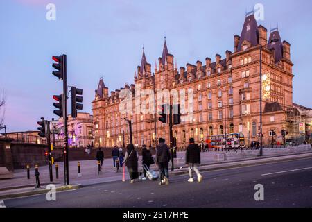L'hotel Radisson RED, situato in Lime Street Liverpool Merseyside Inghilterra Regno Unito, visto nelle prime luci invernali della sera Foto Stock