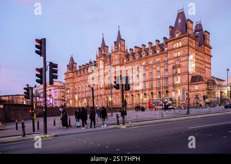 L'hotel Radisson RED, situato in Lime Street Liverpool Merseyside Inghilterra Regno Unito, visto nelle prime luci invernali della sera Foto Stock