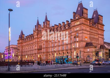 L'hotel Radisson RED, situato in Lime Street Liverpool Merseyside Inghilterra Regno Unito, visto nelle prime luci invernali della sera Foto Stock