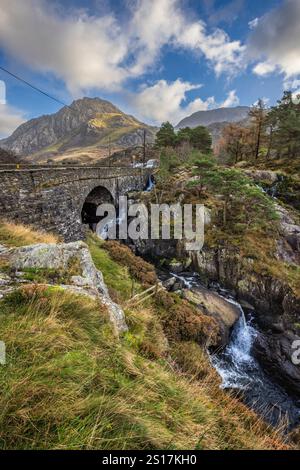 Le cascate Ogwen vicino a Llyn Ogwen con il monte Tryfan sullo sfondo, Snowdonia, Conwy, Galles del Nord Foto Stock