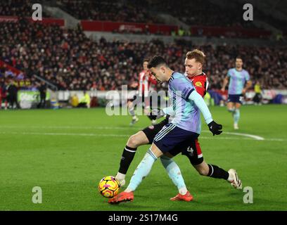 Gabriel Martinelli dell'Arsenal in azione contro Sepp van den Berg di Brentford durante la partita di Premier League al Gtech Community Stadium di Londra. Data foto: Mercoledì 1 gennaio 2025. Foto Stock