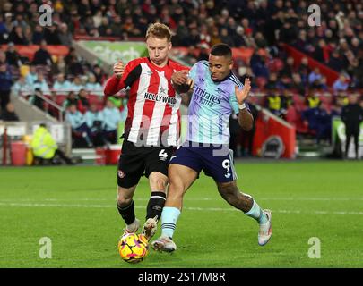 Gabriel Jesus dell'Arsenal in azione contro Sepp van den Berg di Brentford durante la partita di Premier League al Gtech Community Stadium di Londra. Data foto: Mercoledì 1 gennaio 2025. Foto Stock